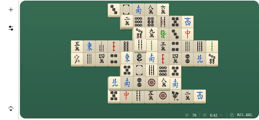 Partie de Mahjong Solitaire sur téléphone, en paysage : la disposition Turtle en cours de partie, des tuiles ivoire empilées sur un feutre vert, le temps et le nombre de tuiles restantes affichés.